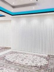 پرده پذیرایی مدل پلیسه جنس پرده حریر ساده برای پنجره 4متری و دو عدد دکور مخمل مدل پانچ