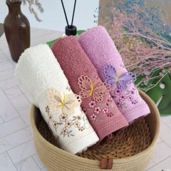 حوله دستی گلدوزی شده