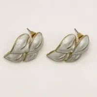 سفید مرواریدی و رز چرکPearlescent Petal Earrings