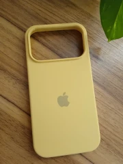 قاب سیلیکون اورجینال پاک کنی زرد iphone17 pro