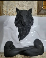 مجسمه دیوار کوب کله گرگ همرا با دست انسانی جنس فایبر گلاس ارتفاع 100