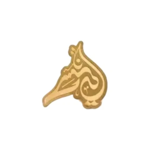 00102108-بج سینه کبوتر طرح «حسین» برنجی با چاپ اسیدشویی و رنگ طلایی