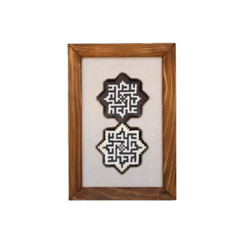 102826-تابلو فرش ذکر علی-دو ستاره ایرانی-طرح دستباف نقش برجسته 1500 شانه-قاب چوبی 20در29سانت عمودی افقی-فرش گیفت