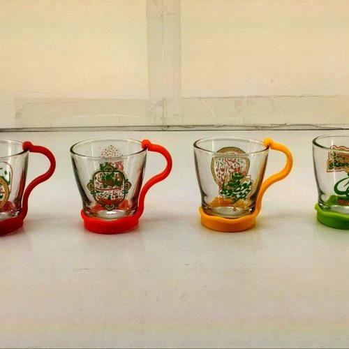 103443-لیوان شیشه ای شفاف کودکانه طرح های امام رضایی-قطر دهانه 7 ارتفاع 7.5-دسته پلاستیکی رنگی جدا
