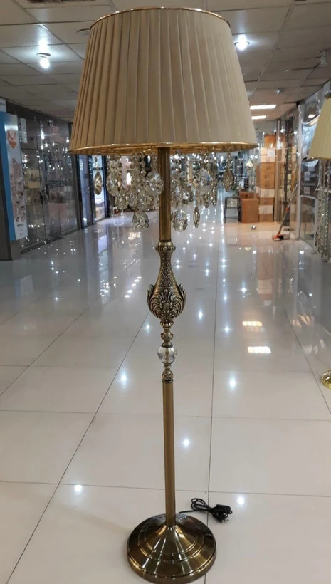 آباژور قدی ایستاده کنار سالنی طرح برنز برنجی سلطنتی