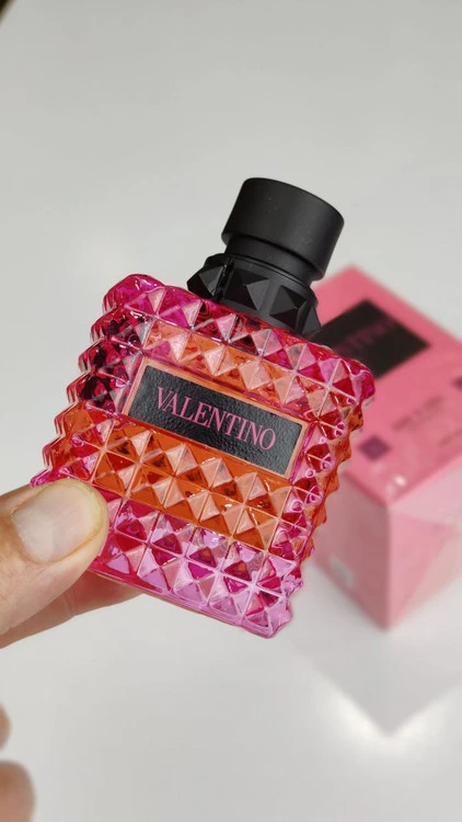 ادکلن والنتینو بورن این روما اکسترا دوز دونا | Valentino Born in Roma Extradose Donna زنانه
