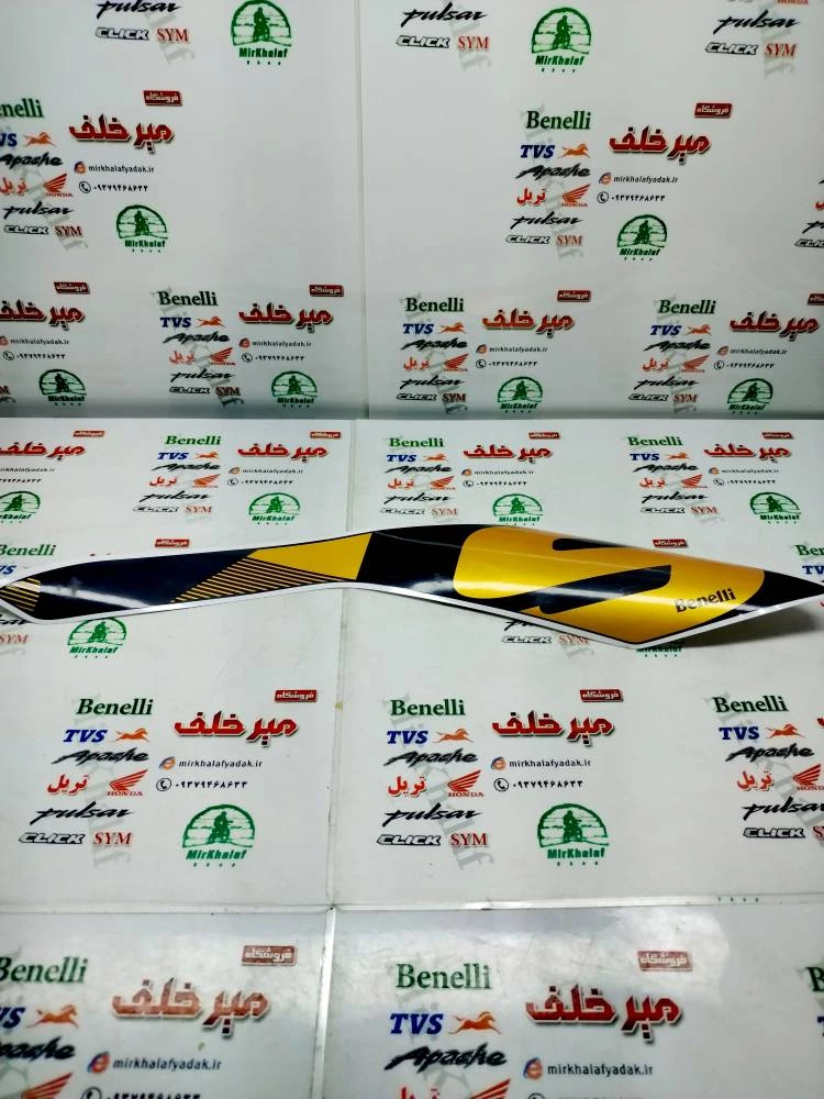ارم (برچسب) روی قاب بغل (بال باک) سمت راست موتور بنلی 300 دوسیلندر جدید نیوفیس طلایی اصلی