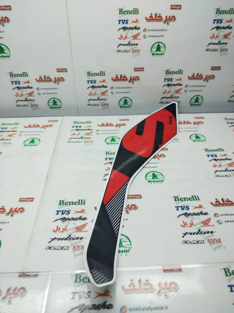 ارم (برچسب) روی قاب بغل (بال باک) سمت راست موتور بنلی 300 دوسیلندر جدید نیوفیس مشکی اصلی