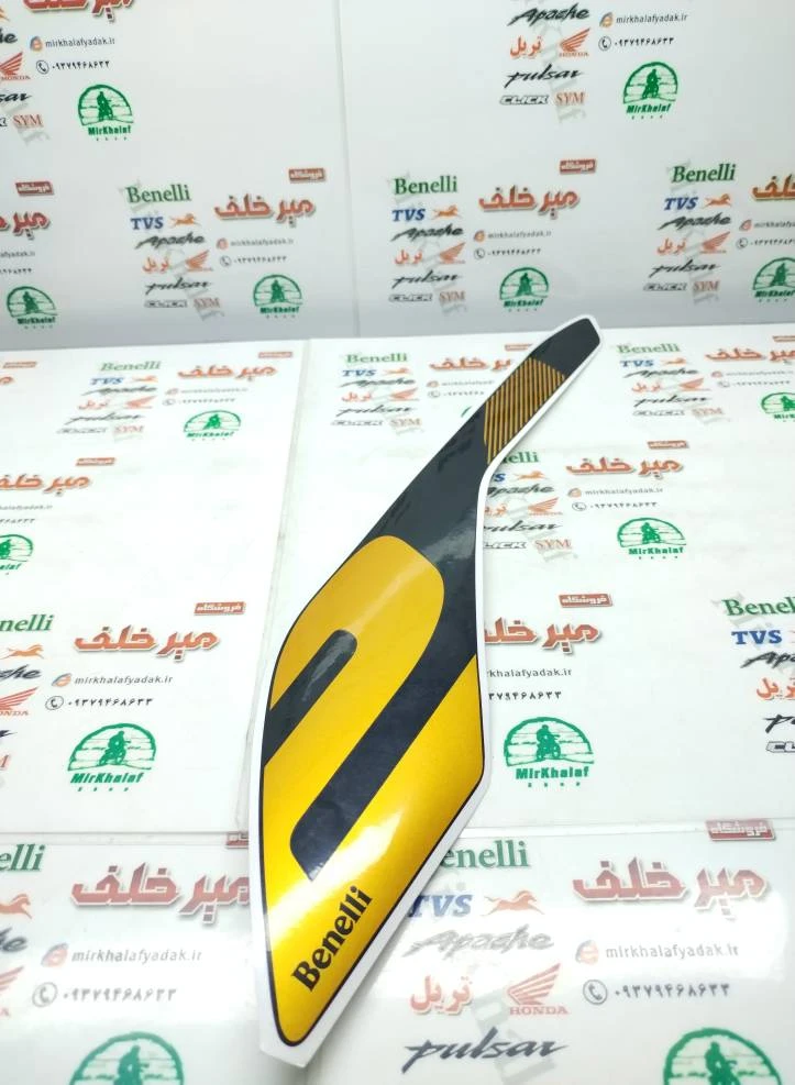 ارم (برچسب) روی قاب بغل (بال باک) سمت چپ موتور بنلی 300 دوسیلندر جدید نیوفیس طلایی اصلی