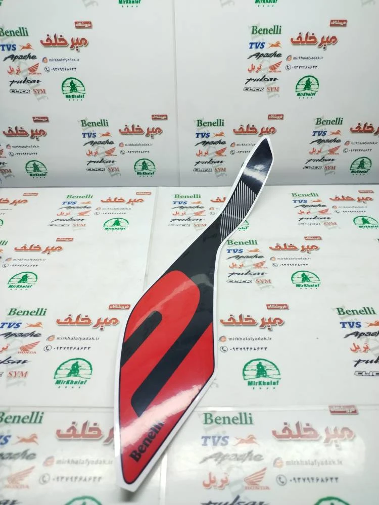 ارم (برچسب) روی قاب بغل (بال باک) سمت چپ موتور بنلی 300 دوسیلندر جدید نیوفیس مشکی اصلی