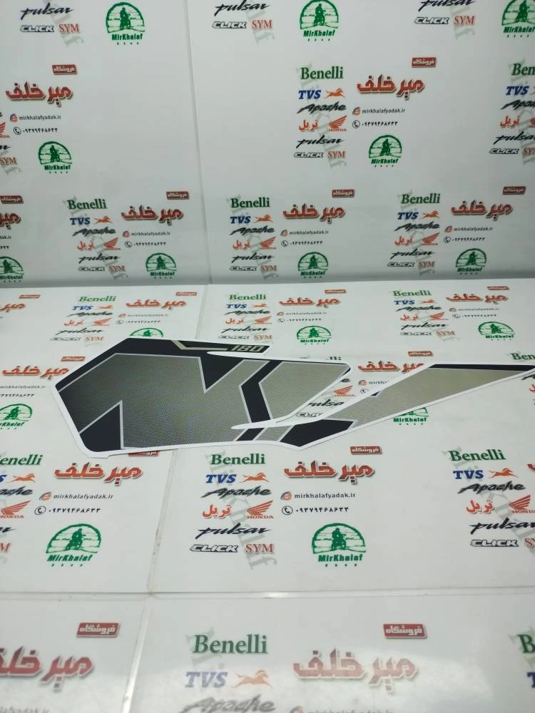 ارم (برچسب) قاب (فلاپ) درب بغل موتور sym گالکسی na بژ اصلی (چپ)