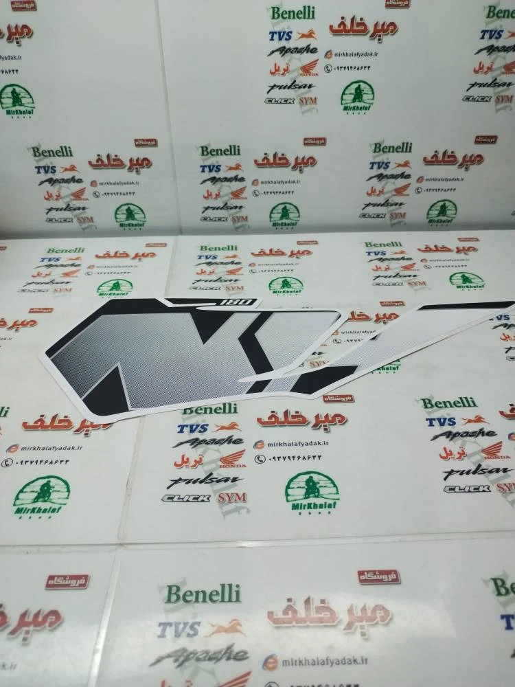 ارم (برچسب) قاب (فلاپ) درب بغل موتور sym گالکسی na سفید اصلی (چپ)