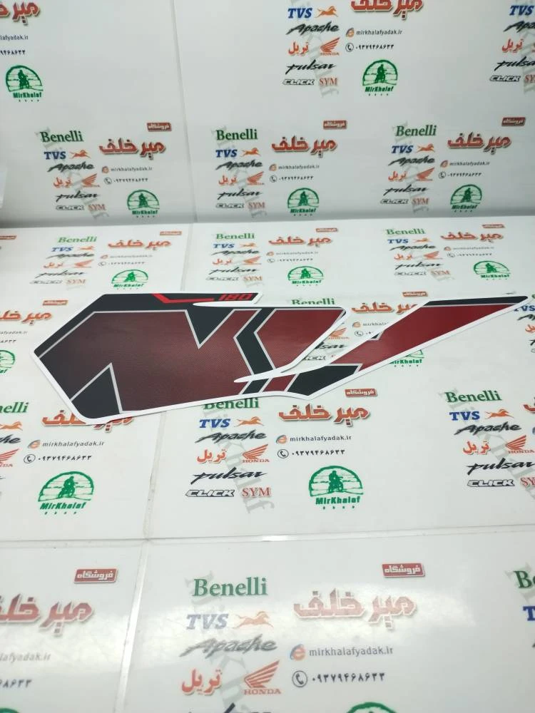 ارم (برچسب) قاب (فلاپ) درب بغل موتور sym گالکسی na قرمز اصلی (چپ)