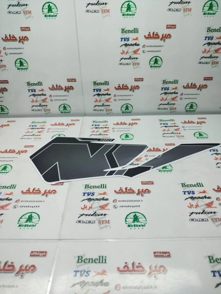 ارم (برچسب) قاب (فلاپ) درب بغل موتور sym گالکسی na مدادی اصلی (چپ)
