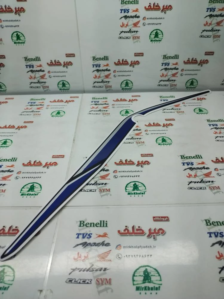 ارم (برچسب) قاب (فلاپ) دمی زیر زین موتور sym گالکسی na ابی اصلی (چپ)