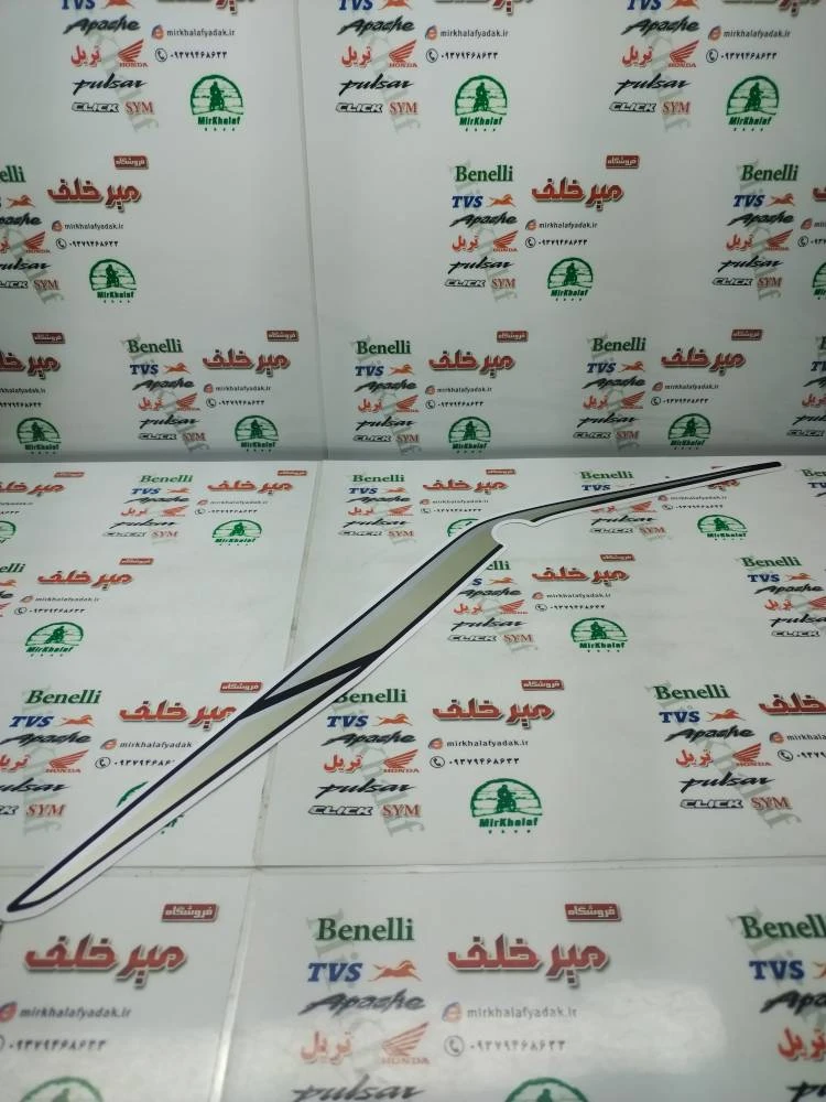 ارم (برچسب) قاب (فلاپ) دمی زیر زین موتور sym گالکسی na بژ اصلی (چپ)