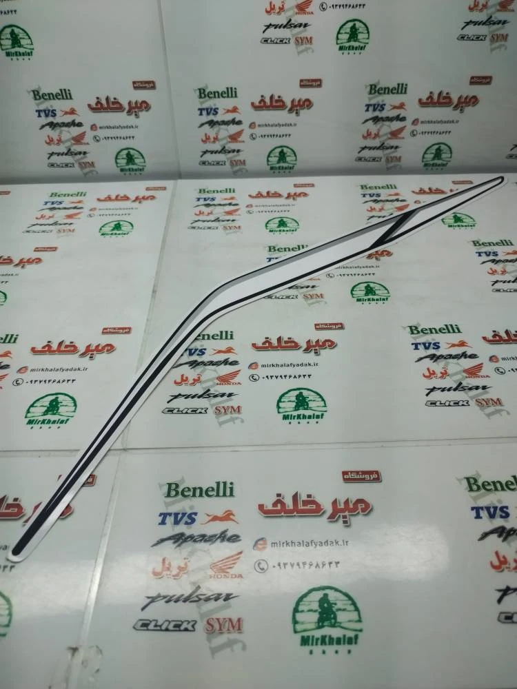 ارم (برچسب) قاب (فلاپ) دمی زیر زین موتور sym گالکسی na سفید اصلی (راست)