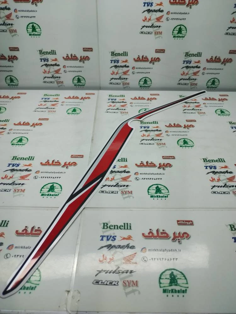 ارم (برچسب) قاب (فلاپ) دمی زیر زین موتور sym گالکسی na قرمز اصلی (چپ)
