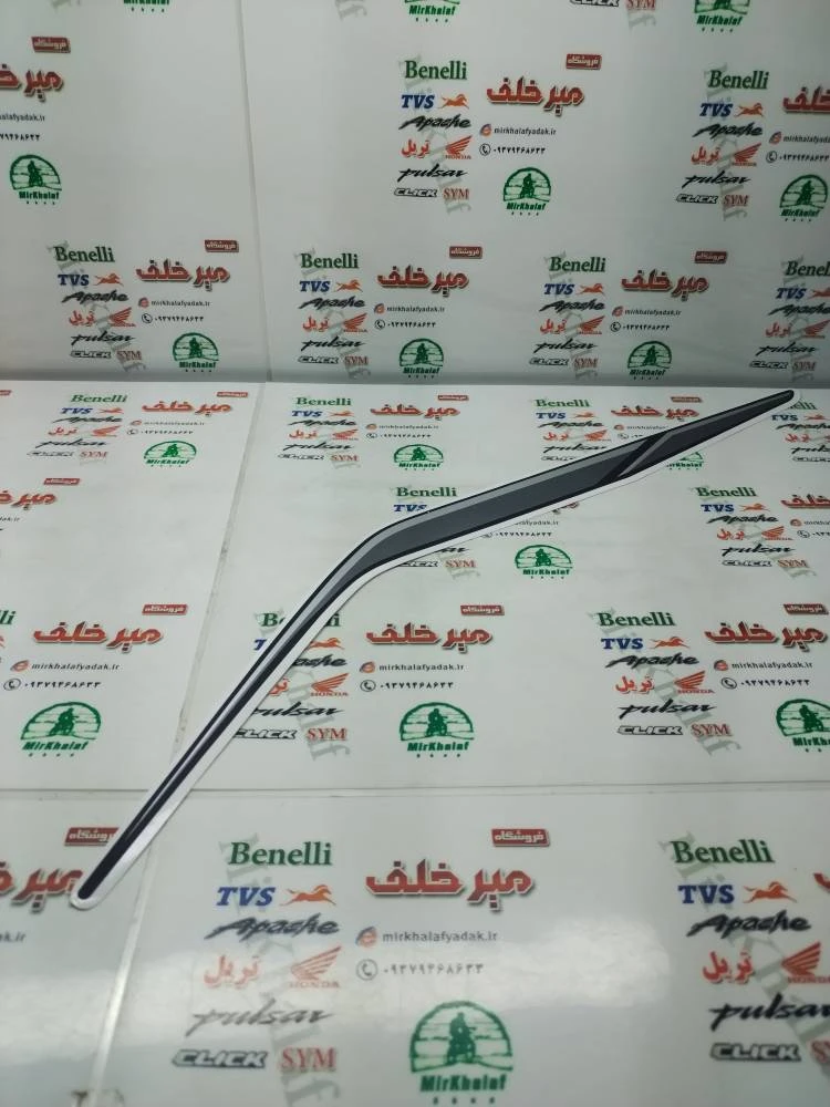 ارم (برچسب) قاب (فلاپ) دمی زیر زین موتور sym گالکسی na مدادی اصلی (راست)
