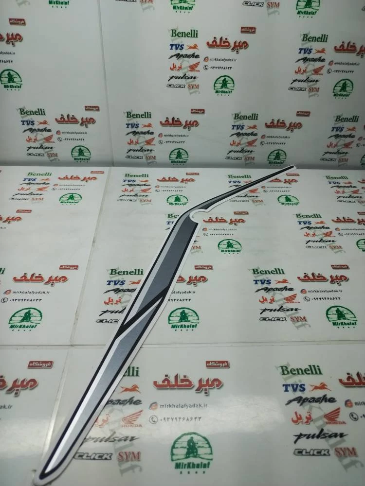 ارم (برچسب) قاب (فلاپ) دمی زیر زین موتور sym گالکسی na مدادی اصلی (چپ)