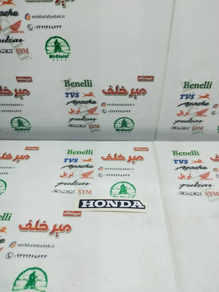 ارم (برچسب) هوندا روی پیشونی موتور کلیک و طرح کلیک ساده