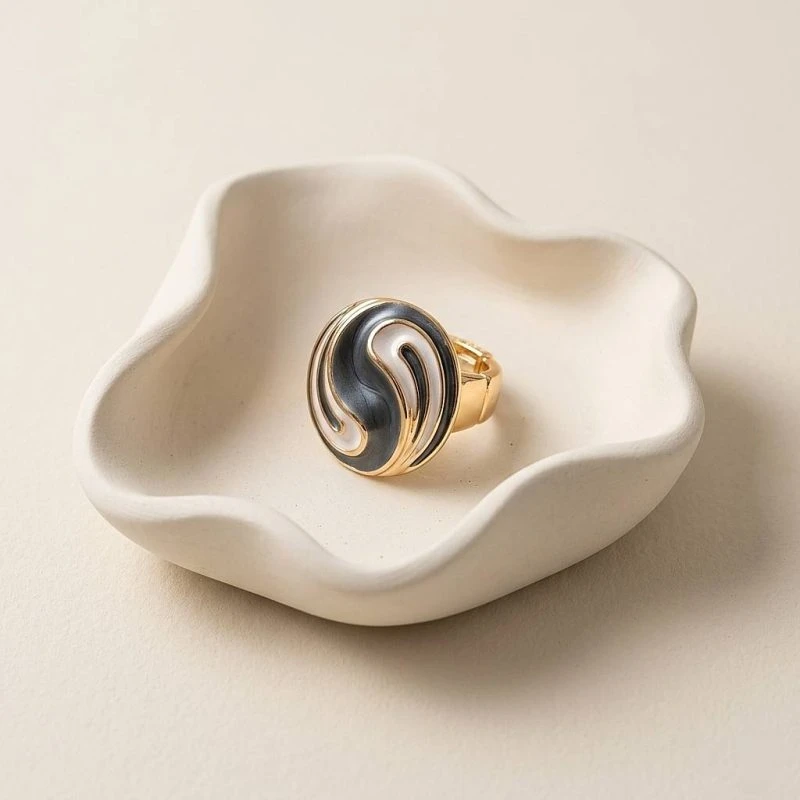 انگشتر تیتانیوم رنگ گلد طرح دورانی