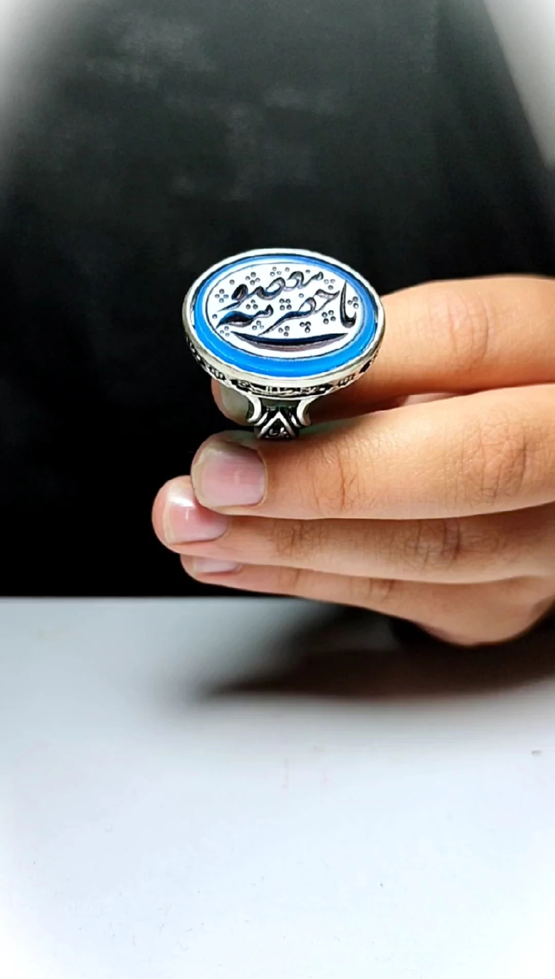 انگشتر عقیق آبی اصل با حکاکی متبرک “یا حضرت معصومه (س)” کد 2042