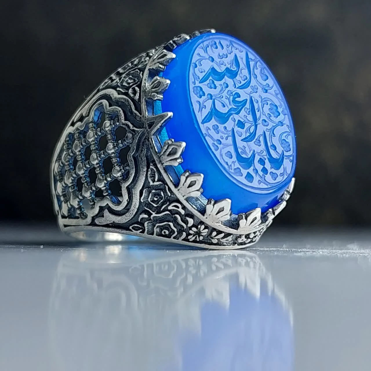 انگشتر عقیق آبی مردانه “اشک فرات” – رکاب ضریح متبرک به نام “یا اباعبدالله” کد 1811