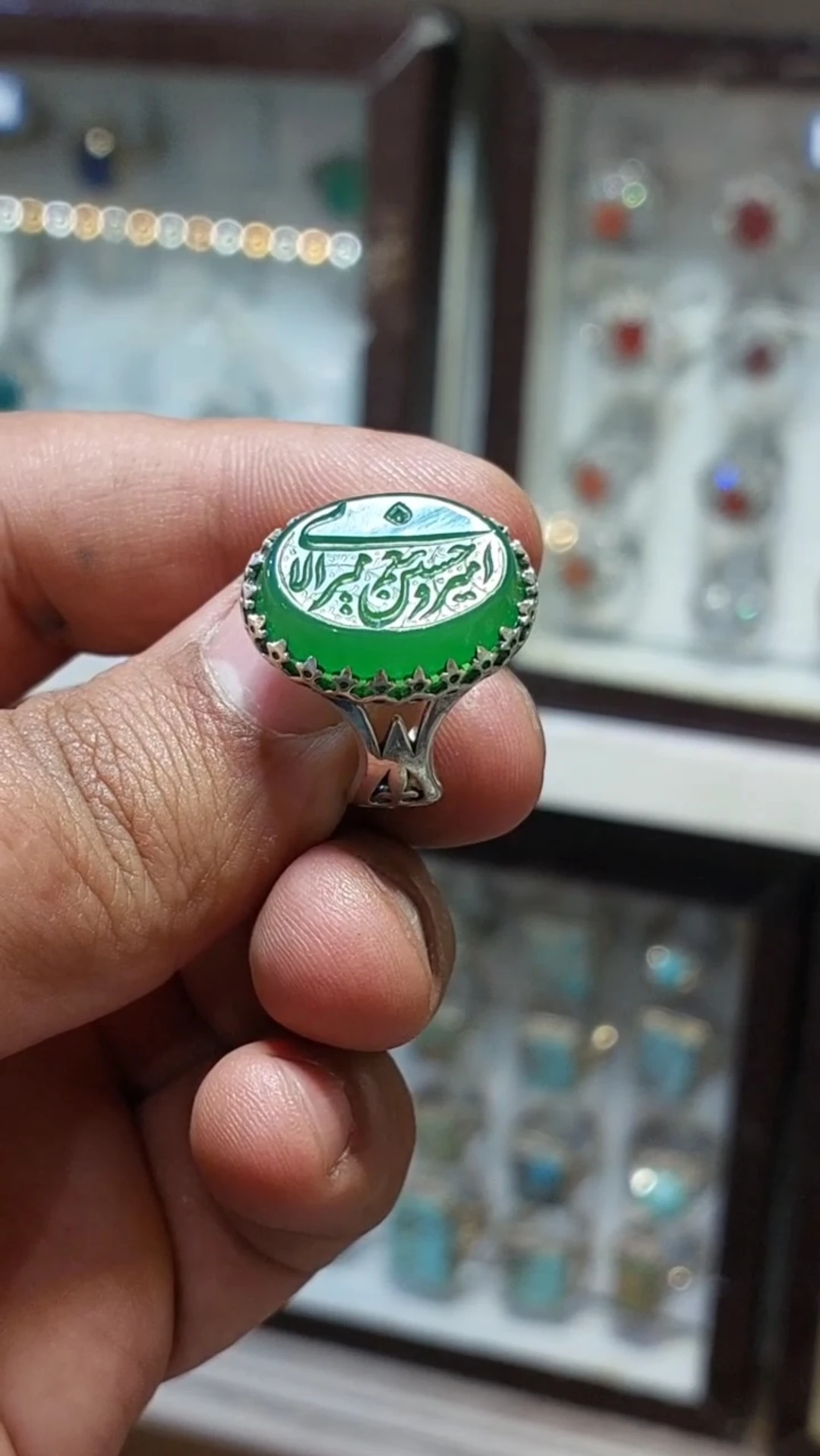 انگشتر عقیق سبز اصل با حکاکی “امیری حسین و نعم الامیر” کد 2043