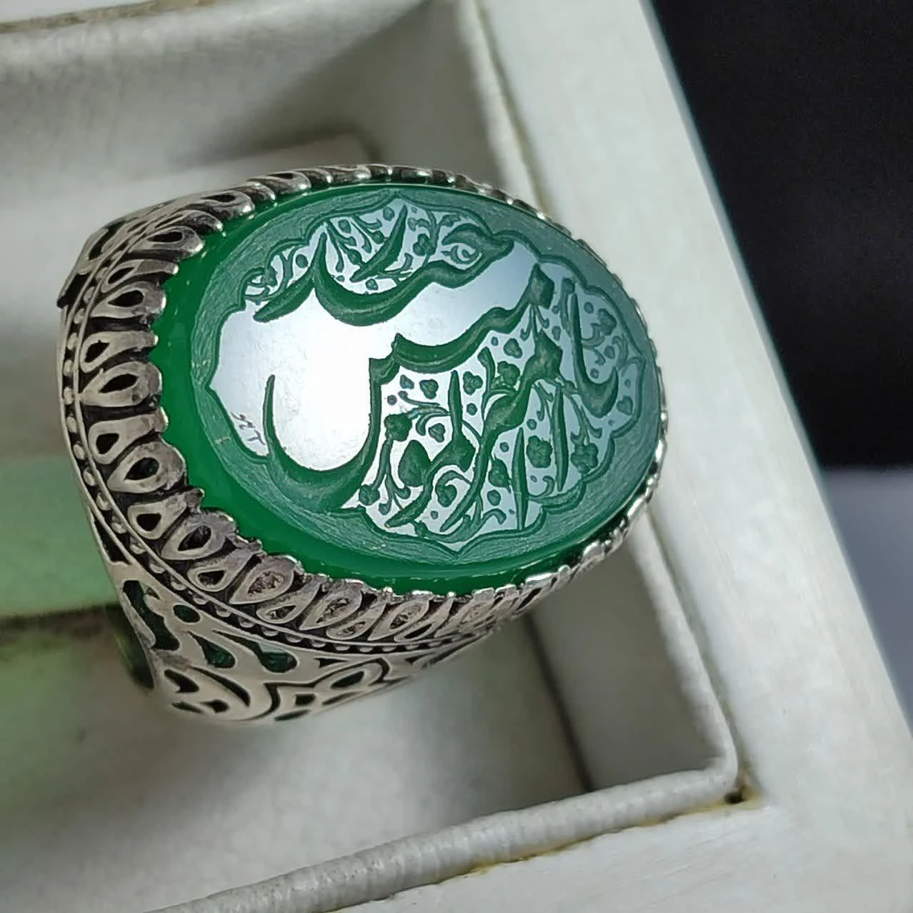 انگشتر عقیق سبز با حکاکی “یا امیرالمؤمنین حیدر”؛ نماد شجاعت و آرامش کد 2141