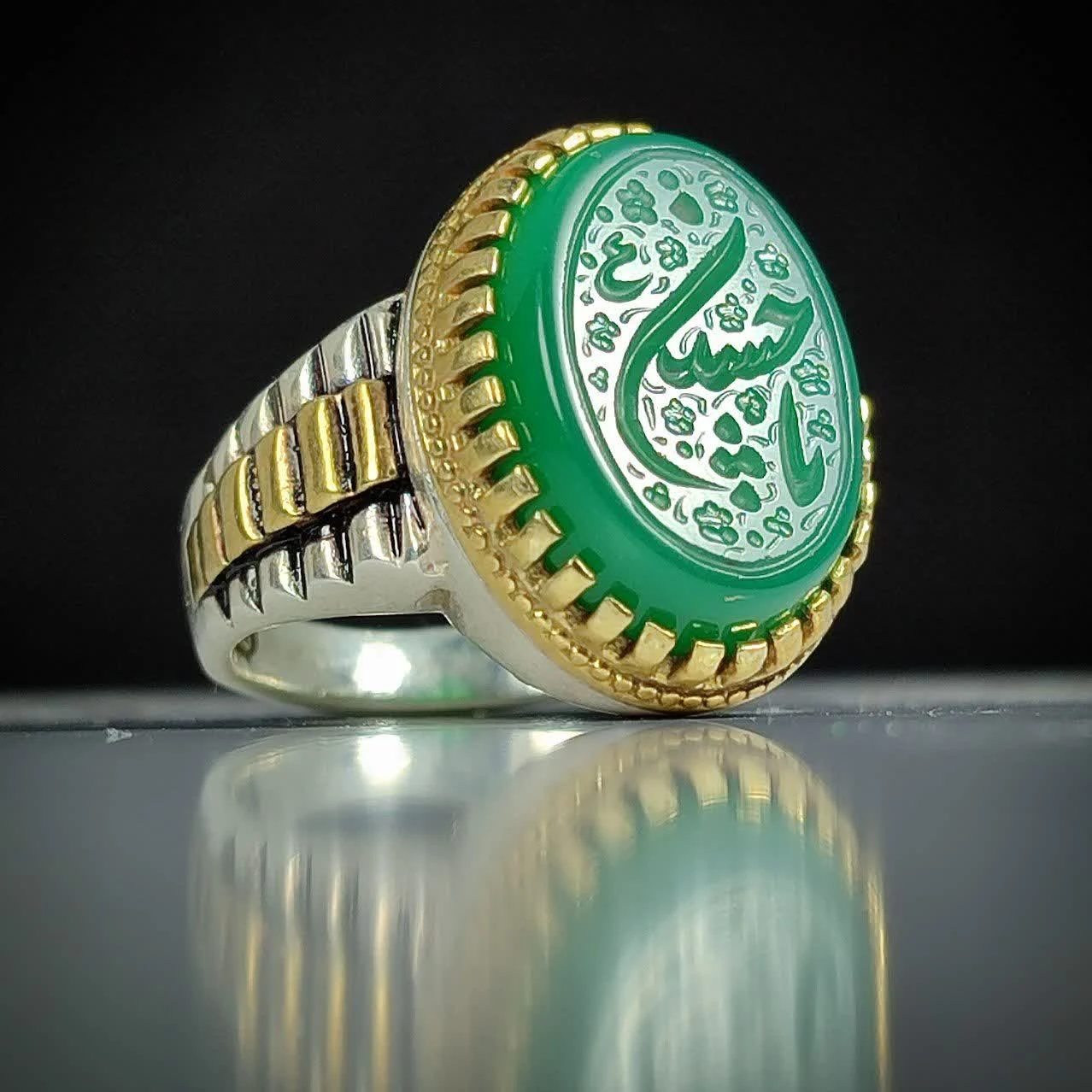 انگشتر عقیق سبز حکاکی “یا حسین” با تاج برنجی؛ اوج زیبایی و ارادت کد 2159