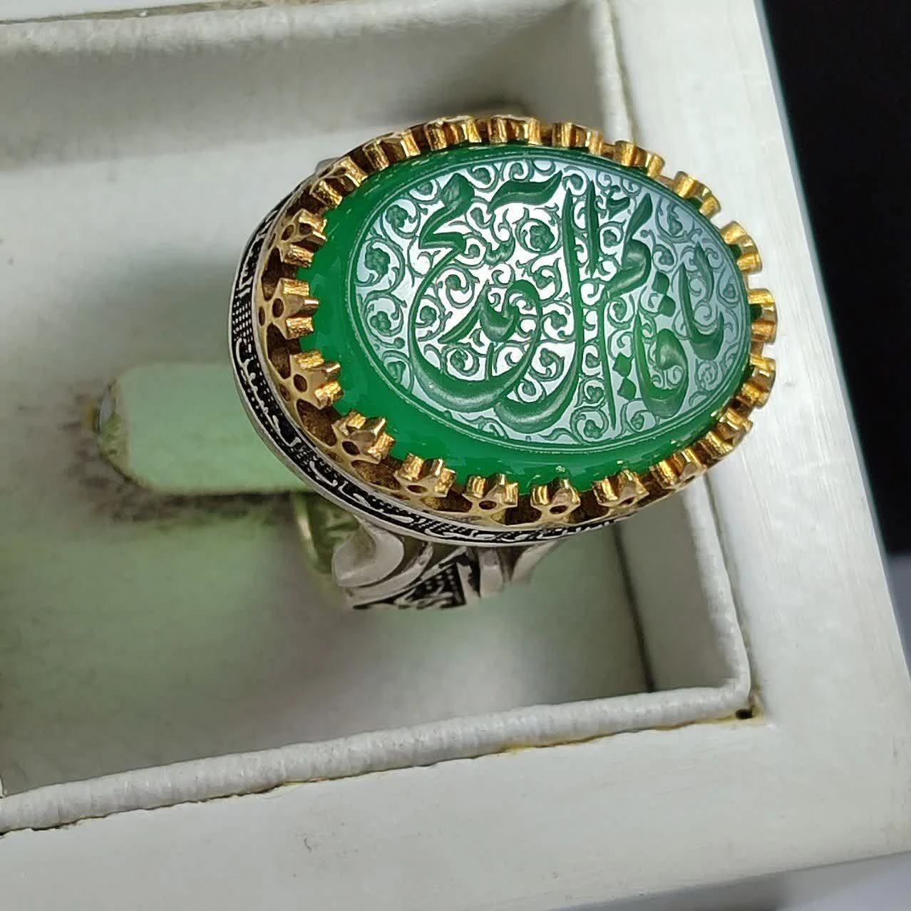 انگشتر عقیق سبز حکاکی “یا قائم آل محمد” با تاج برنجی؛ نگینِ سبزِ انتظار کد ۲۱۶۸