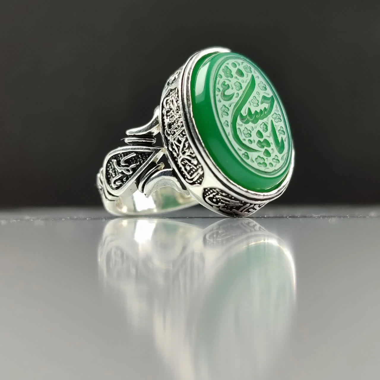 انگشتر عقیق سبز مردانه “رایحة کربلا” – حکاکی “یا حسین” و چهار سلام زیارت عاشورا کد 1820