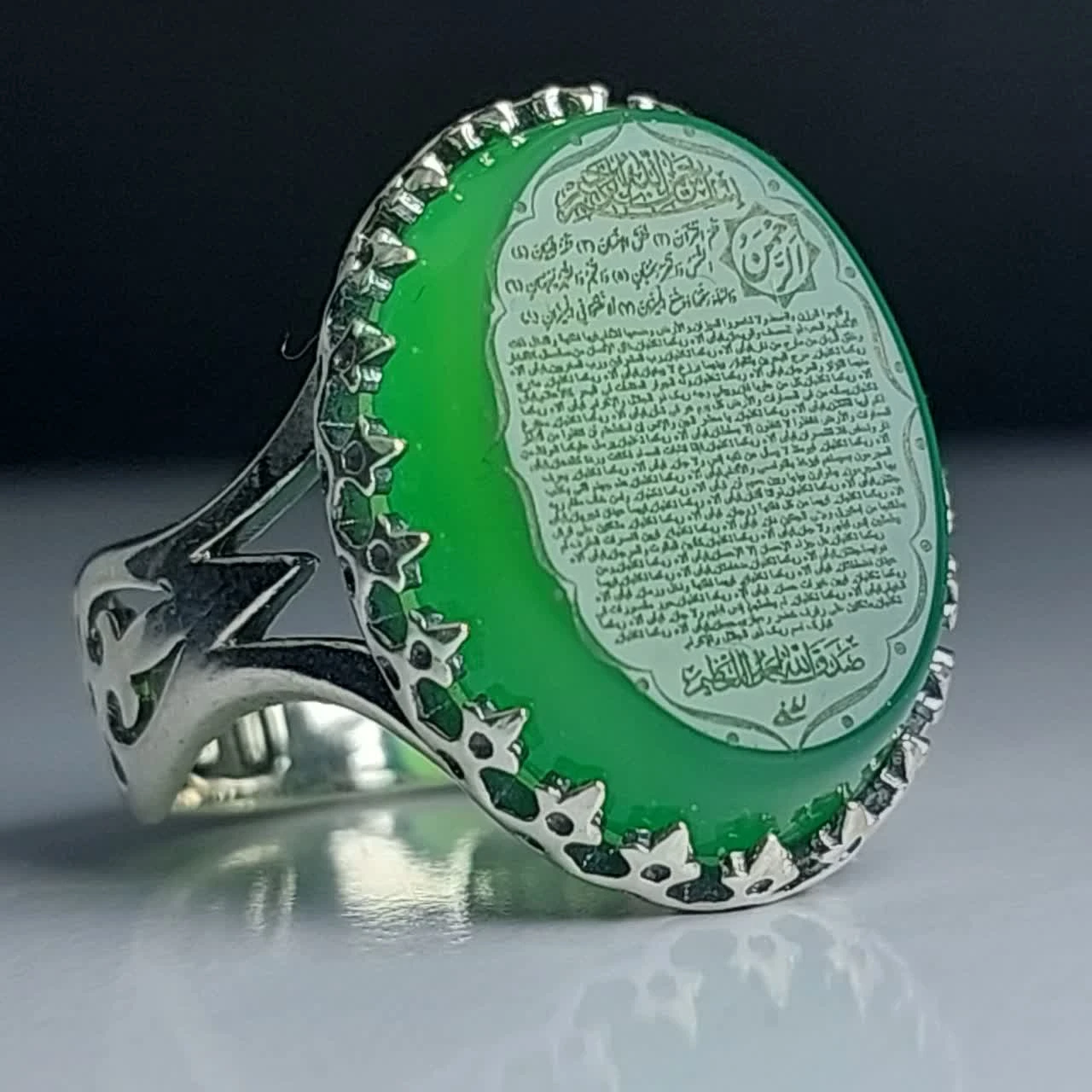 انگشتر عقیق سبز مردانه “منشور رحمت” – متبرک به سوره “الرحمن” با رکاب نیزه کد 1817