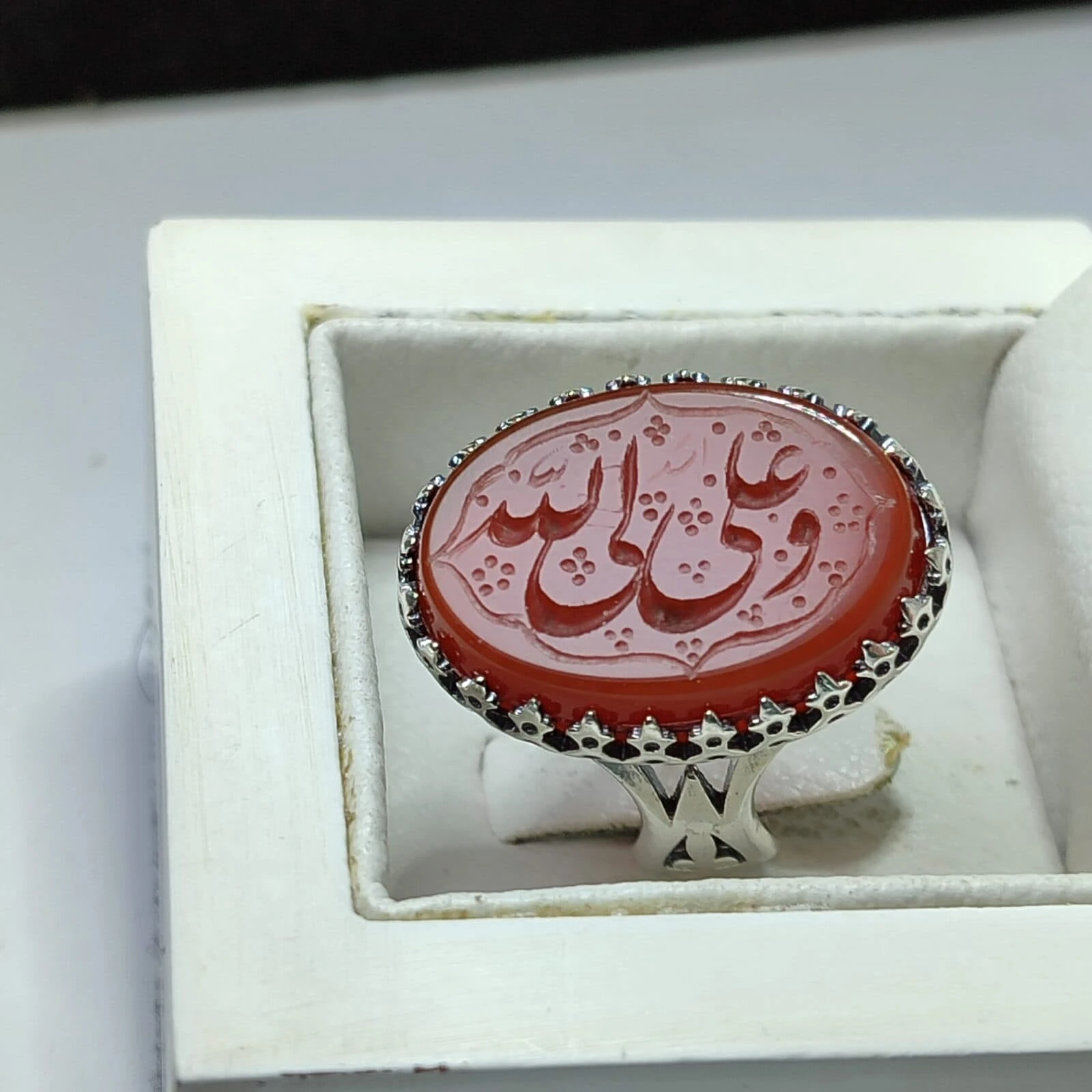 انگشتر عقیق قرمز اصل با حکاکی “علی ولی‌الله” – رکاب طرح نیزه کد 1121