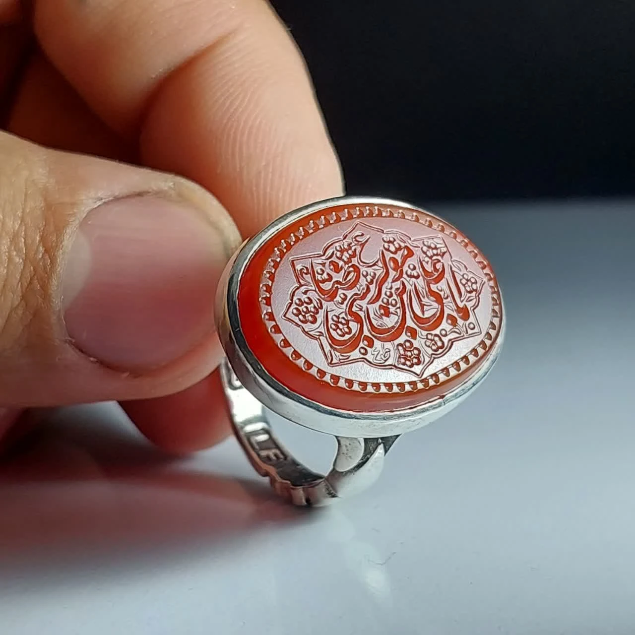  انگشتر عقیق قرمز با حکاکی یا علی بن موسی الرضا (ع)؛ نگینِ رأفت و گره‌گشایی کد 4250