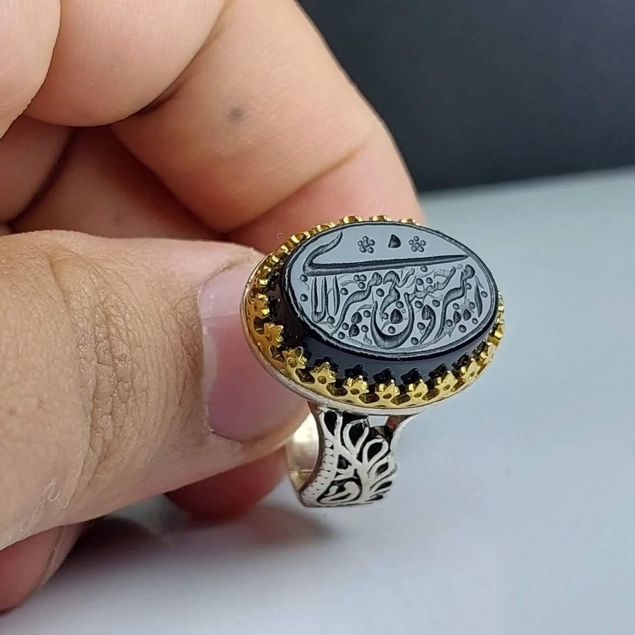 انگشتر عقیق مشکی مردانه “بیعت عاشورا” – با حکاکی “امیری حسین و نعم الامیر” کد 1805