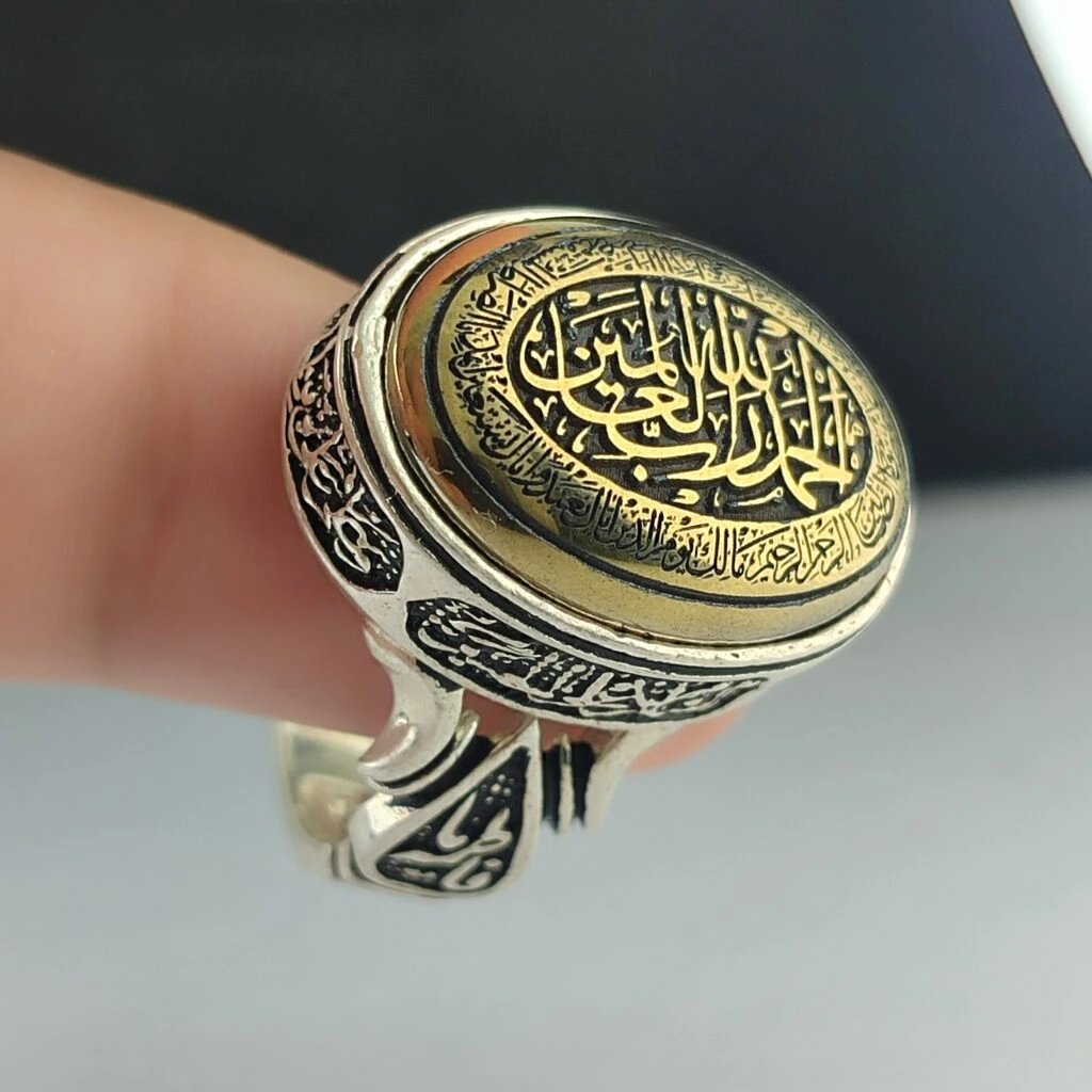 انگشتر نقره با سنگ حدید طلایی فوق العاده و حکاکی منحصر به فرد سوره حمد کد 2030