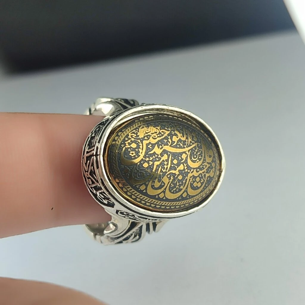 انگشتر نقره با سنگ حدید طلایی و حکاکی قال السید الکونین: حسین منی و انا من حسین (علیه السلام) کد 2822
