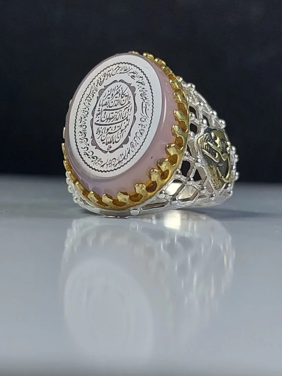 انگشتر نقره با سنگ عقیق سوسنی با حکاکی وان یکاد و آیت الکرسی– کد 1084