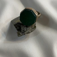 انگشتر نقره با نگین سبز حکاکی شده