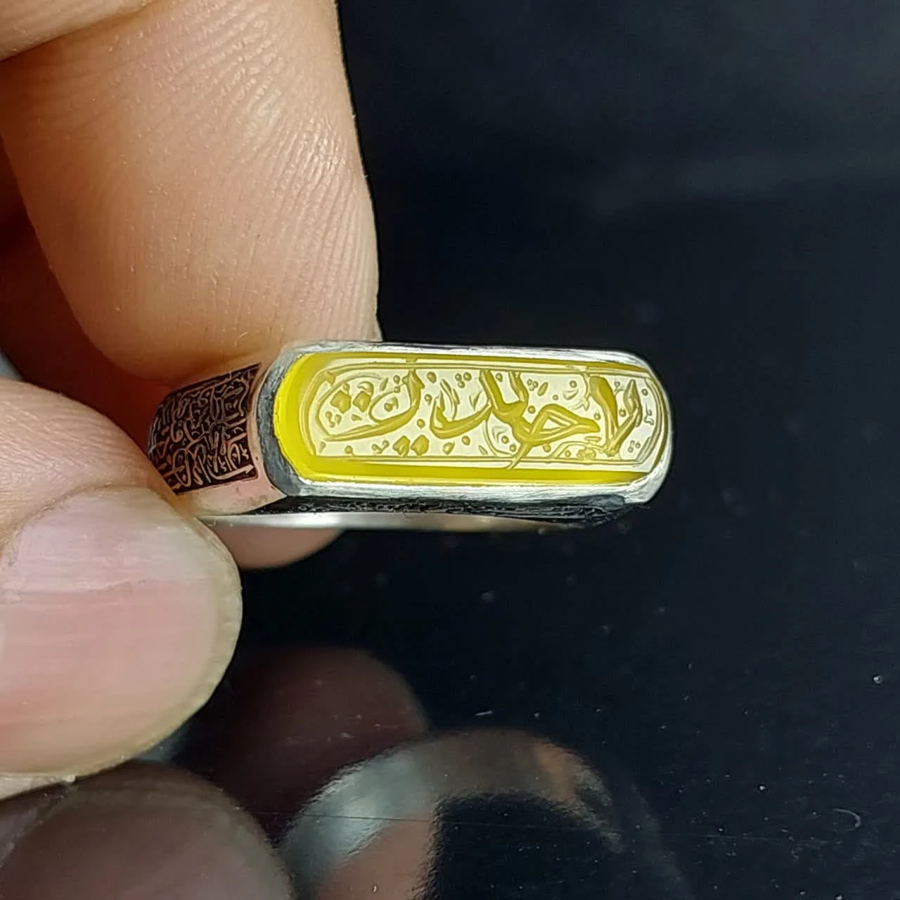 انگشتر نقره باسنگ عقیق زرد حکاکی یاحیدر رکاب کپسولی کد 1757