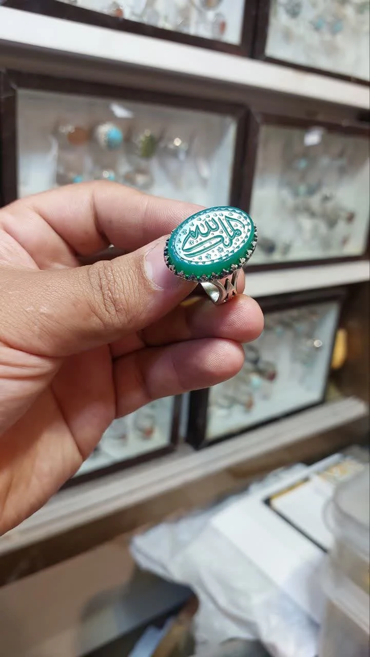 انگشتر نقره باسنگ عقیق سبز حکاکی الملک لله کد ۱۵۵۳