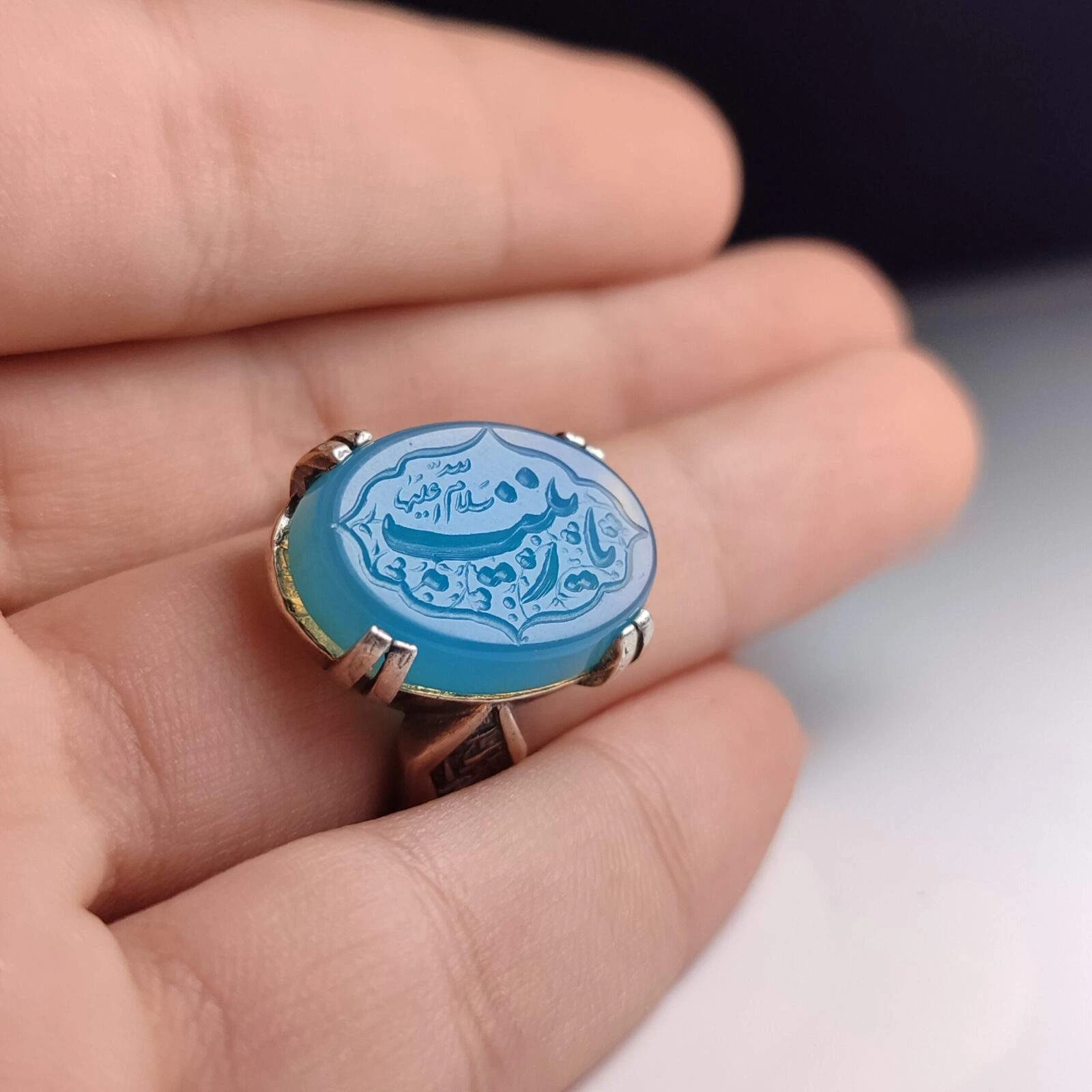 انگشتر نقره عیار 925 با سنگ عقیق آبی و حکاکی “یا زینب” (س) – کد 1005