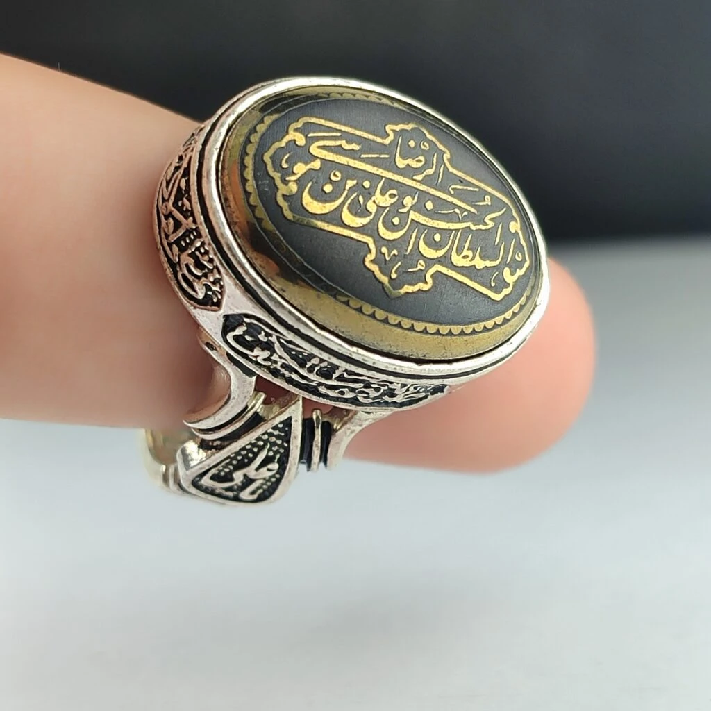 انگشتر نقره فوق العاده حدید طلایی با حکاکس السلطان ابوالحسن علی بن موسی الرضا (علیه السلام) کد 2032