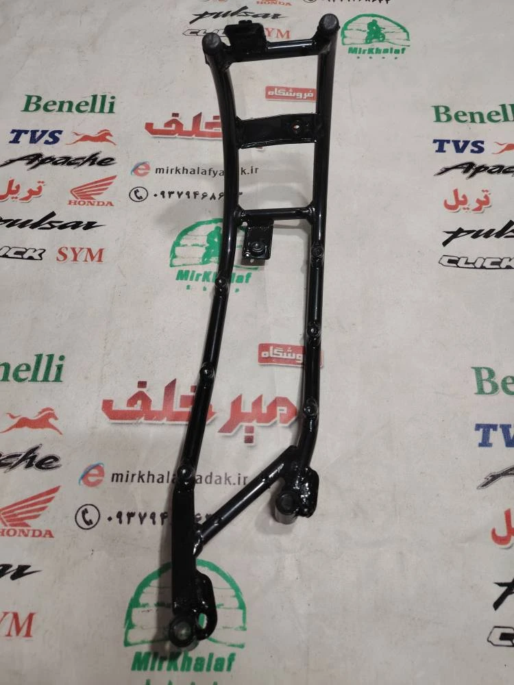 اهنی شلگیر عقب ( قاب کاور فلاپ) روی تایر (لاستیک) عقب موتور پالس ns 200 ان اس و rs ار اس اصلی