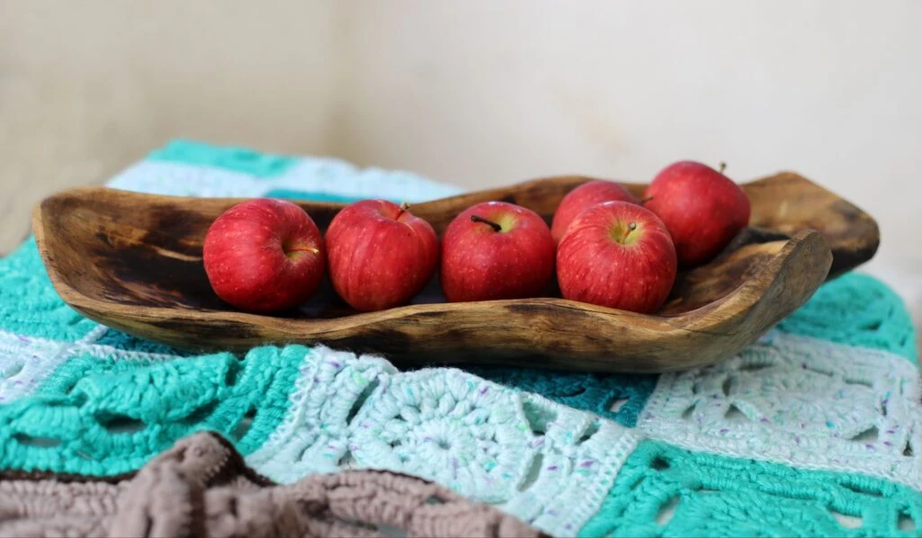 این سینی با پوشش کاملاً گیاهی و ابعاد کاربردی، انتخابی ایده‌آل برای پذیرایی‌های خاص و چیدمان‌های دکوراتیو است.