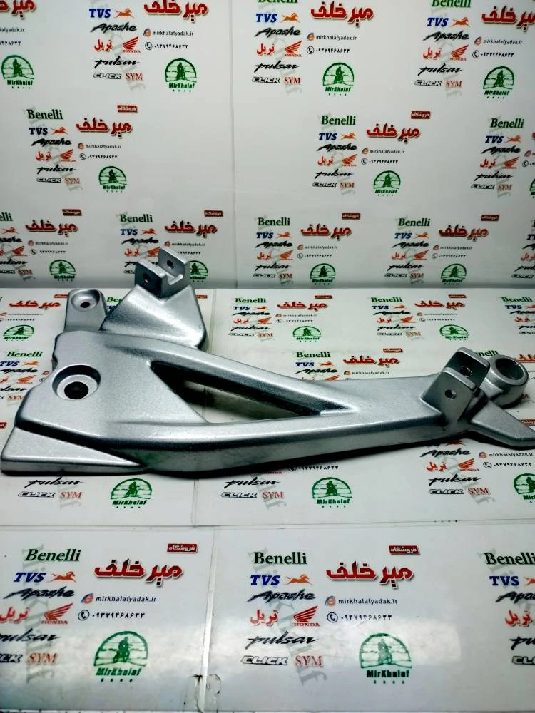 براکت جا پایه عقب سمت راست (پدال ترمز) موتور پالس 180 200 220 ug4 (بدون هندل)