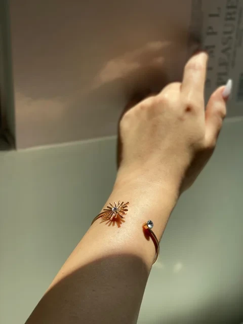 بنگل خورشید با نگین زیرکنیا