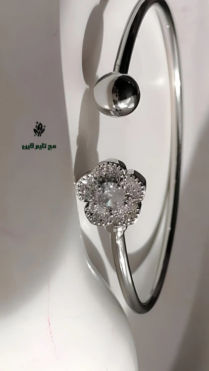 بنگل نقره ای گل با نگین‌های ظریف مخراج کاری شده بدون حساسیت
